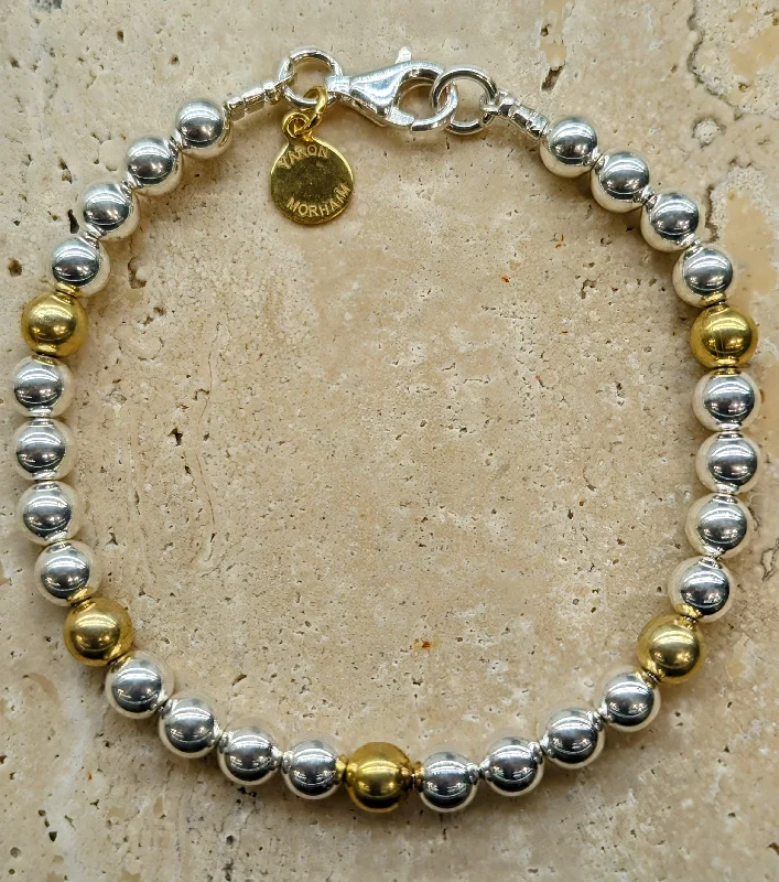 Adjustable Leather Bangles for a Bohemian StyleScintillating Beads Bracelet